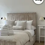 Lux 1 Bed Flat - Free Parking